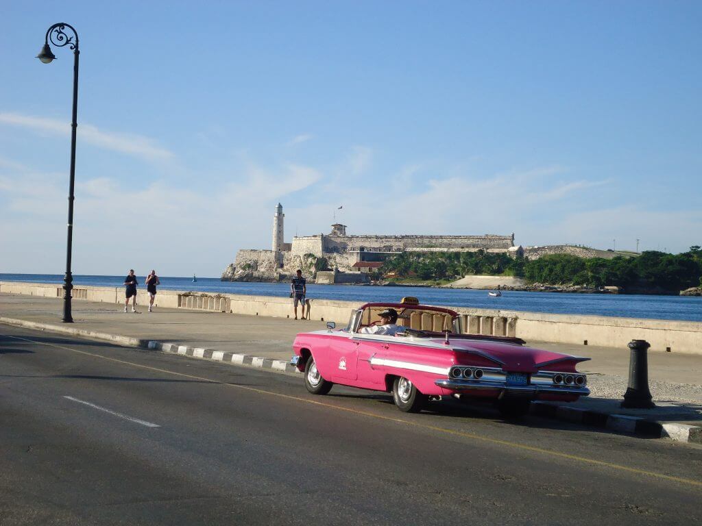 Os carros antigos no Malecon de Havana destaques do turismo em Cuba