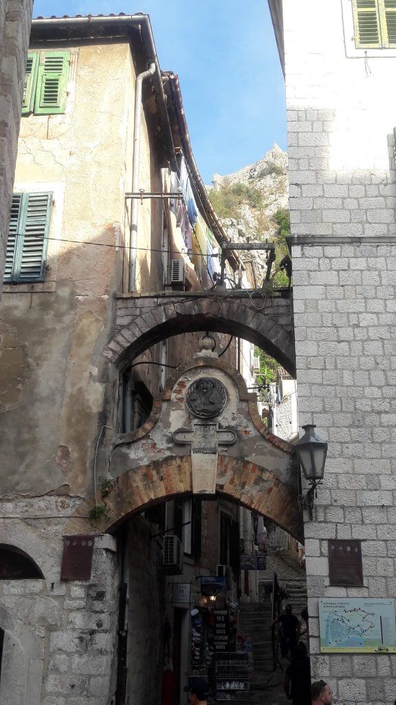 O acesso à fortaleza entre as ruas medievais de Kotor