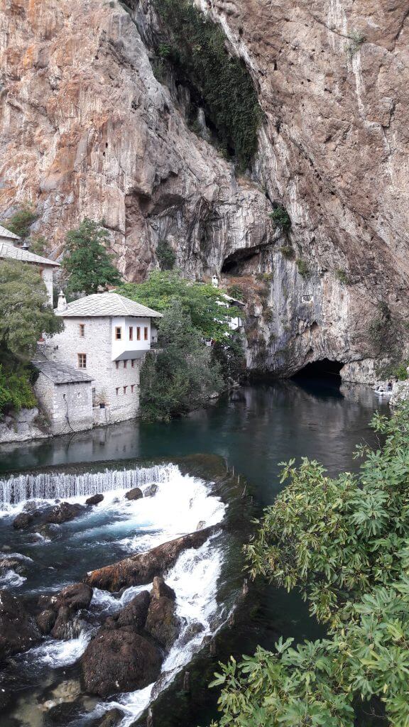 Tekija ao lado do Rio Buna. Mais um dica sobre o que fazer na Bósnia