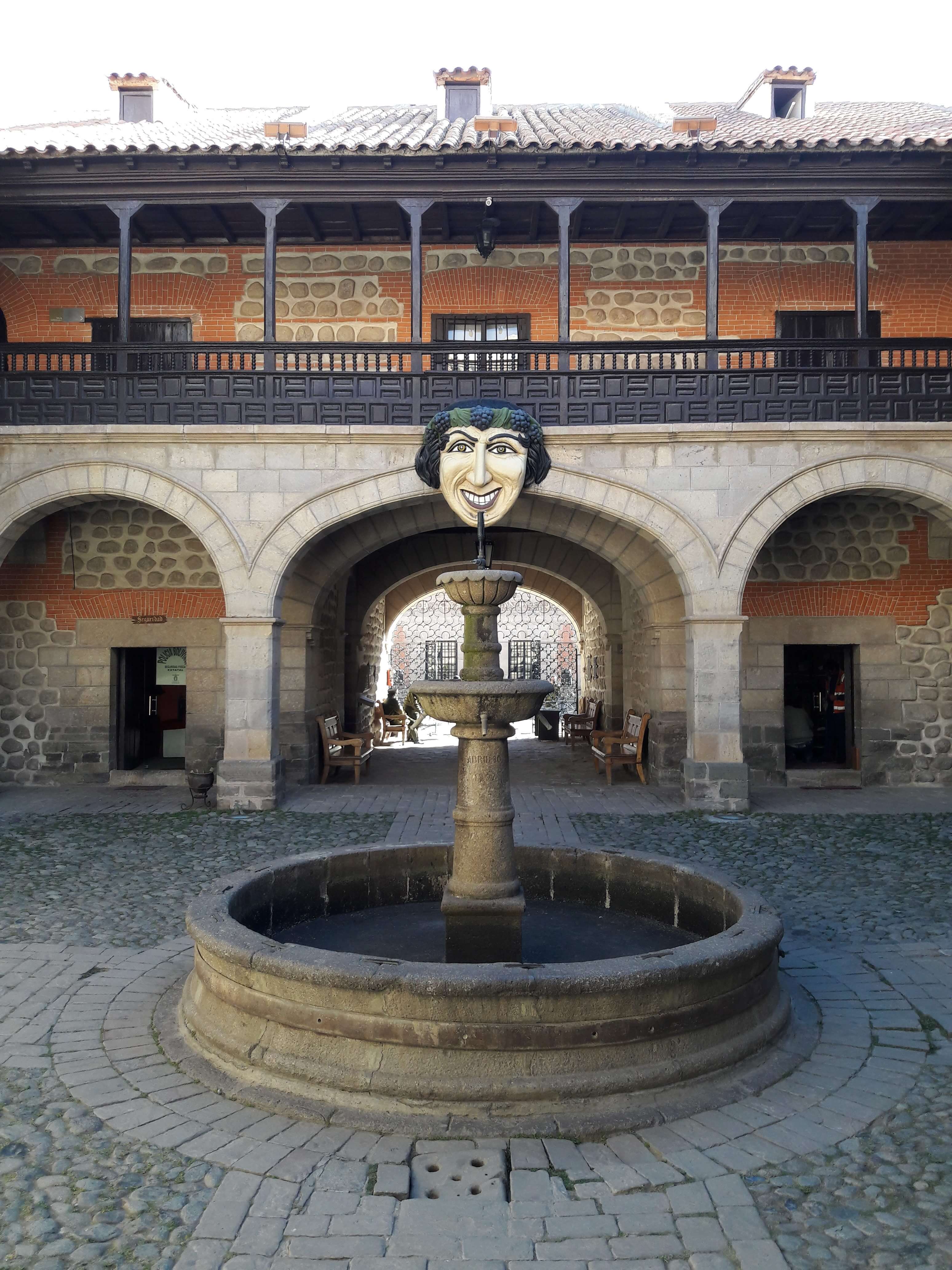 O Pátio interno da casa de la Moneda em Potosí com a máscara "cínica"