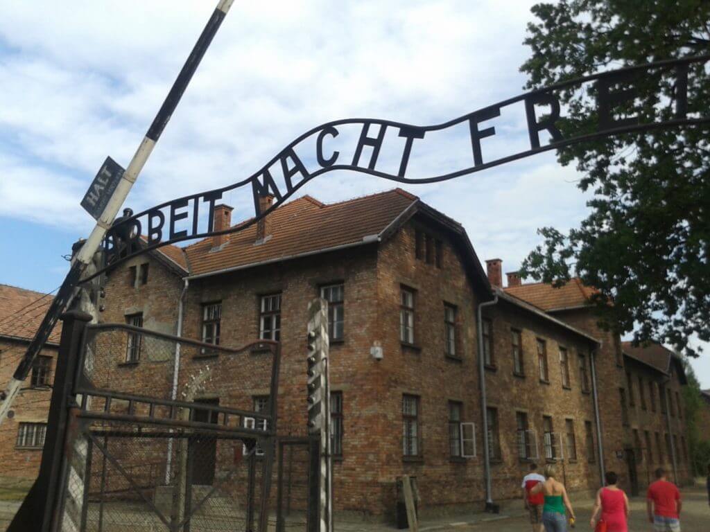 O emblemático portão de ferro em Auschwitz. Como visitar Auschwitz