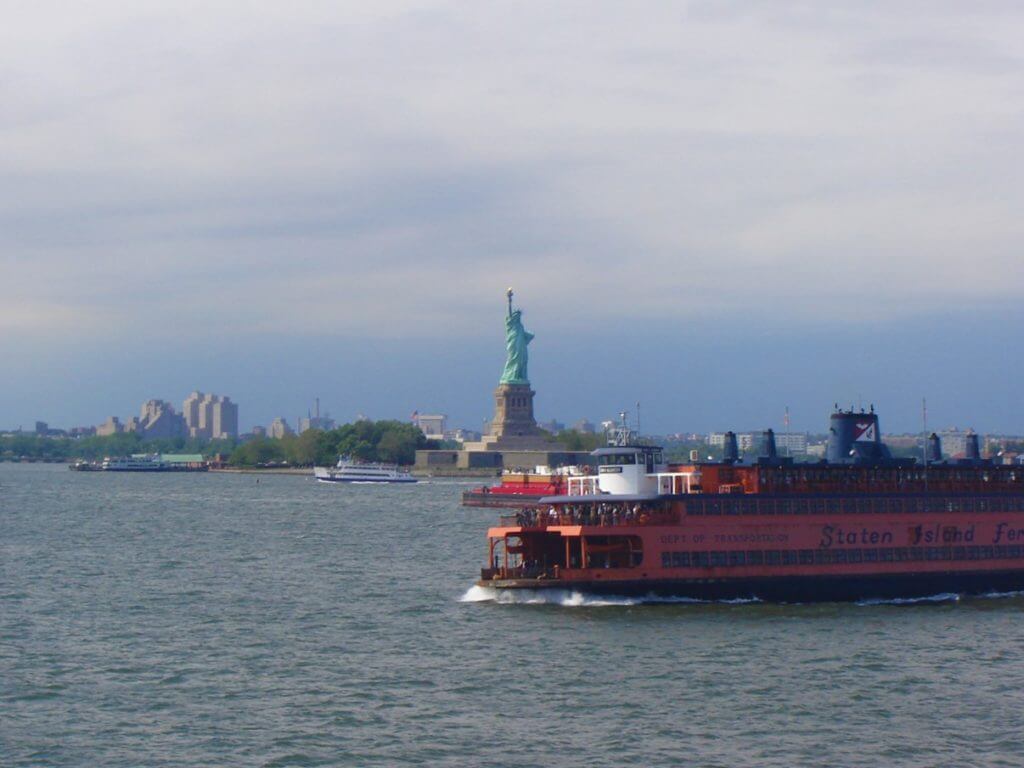 Nova York pode ser cara, mas em 2009 descobri um ferry para Staten Island de graça. Foi um dos passeios mais legais na cidade. Guardar dinheiro para viajar tem que ser uma meta.
