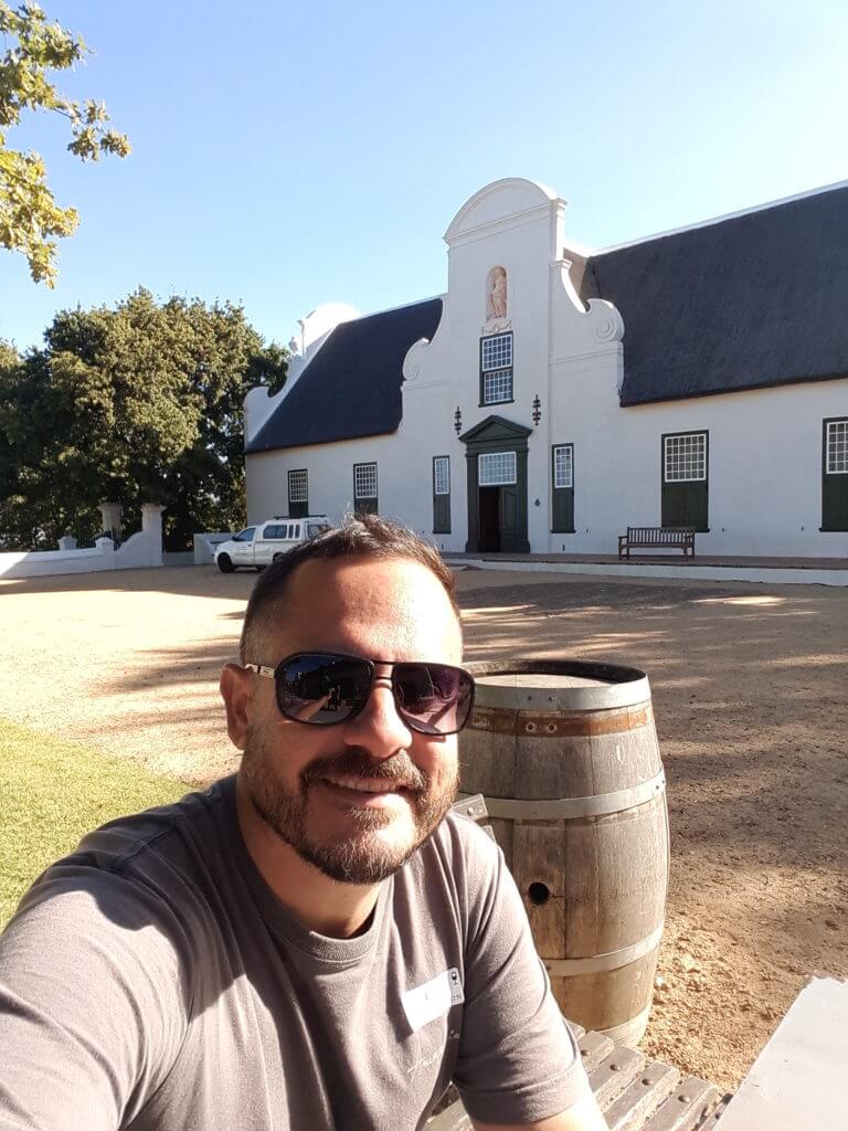 As vinícolas da África do Sul são lindas, se não puder ir até a região de Stellenbosh tem a Groot Constantia que fica mais perto da cidade e é linda!!