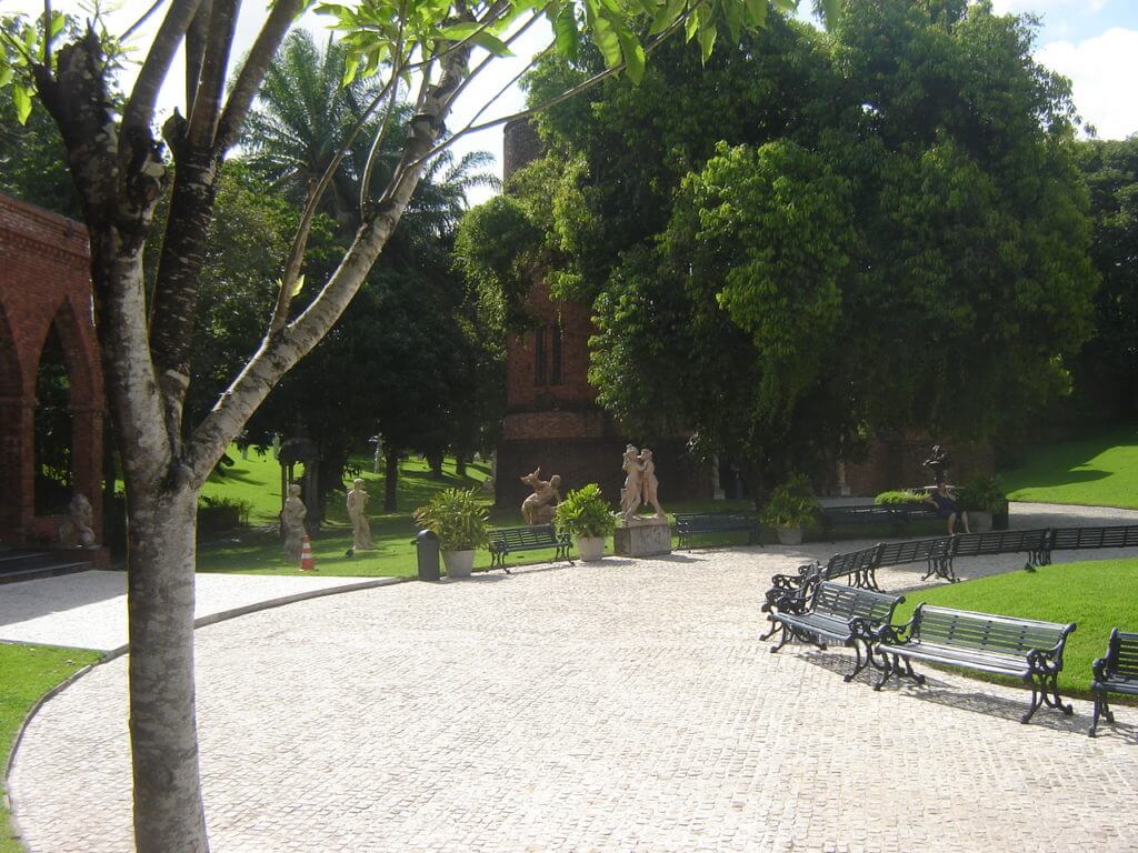 Em meio aos jardins super bem cuidados o lugar é uma excelente opção de passeio em Recife