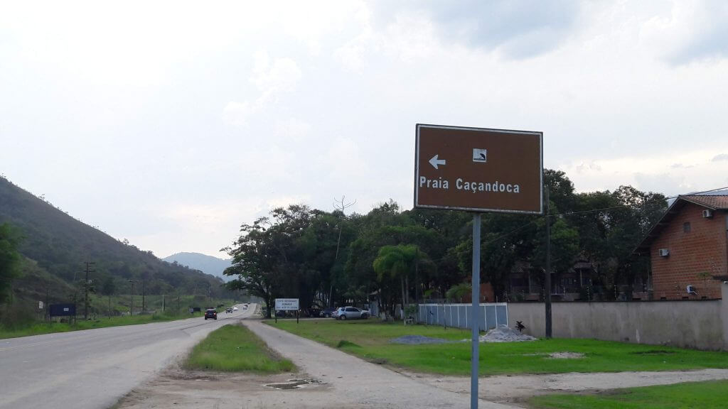 O acesso da Rio Santos sentido Caraguatatuba à Praia da Caçandoca